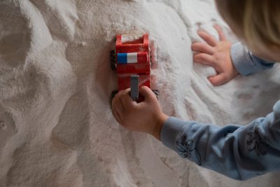 terwijl kinderen in de zoutkamer spelen worden ze beter