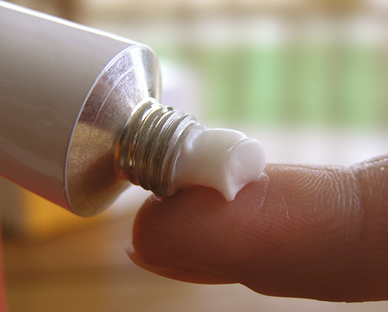huidklachten na stoppen van zalf en crèmes met corticosteroïden
Alt tekst: iemand smeert corticosteroïdezalf op een vinger.
Focus keyphrase: ontwenningsverschijnselen van hormoonzalf
Keywords: eczeem, psoriasis, ontwenning, hormoonzalf, corticosteroïdenzalf