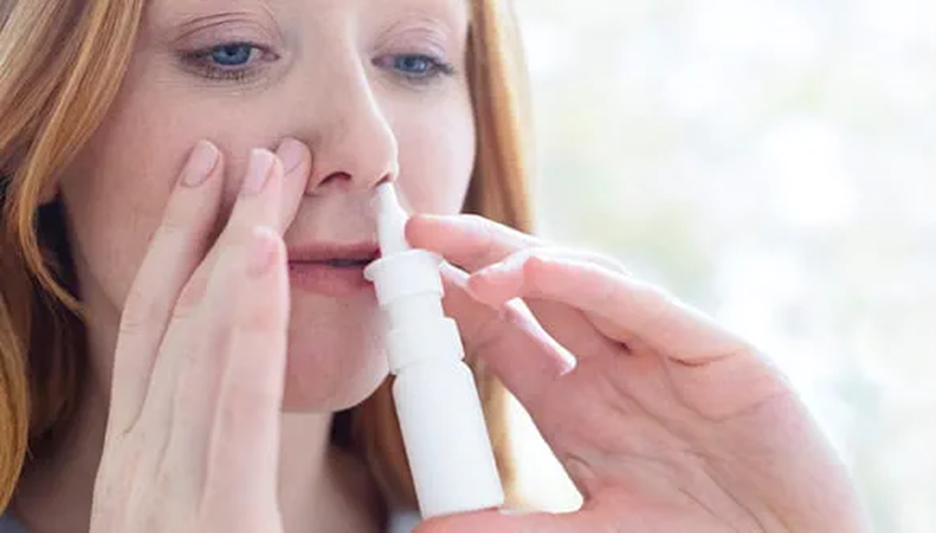 een vrouw gebruikt een neusspray
allergie, neusspray, verstopte neus, verkouden, hooikoorts, steroïden, gewenning, ontwenning