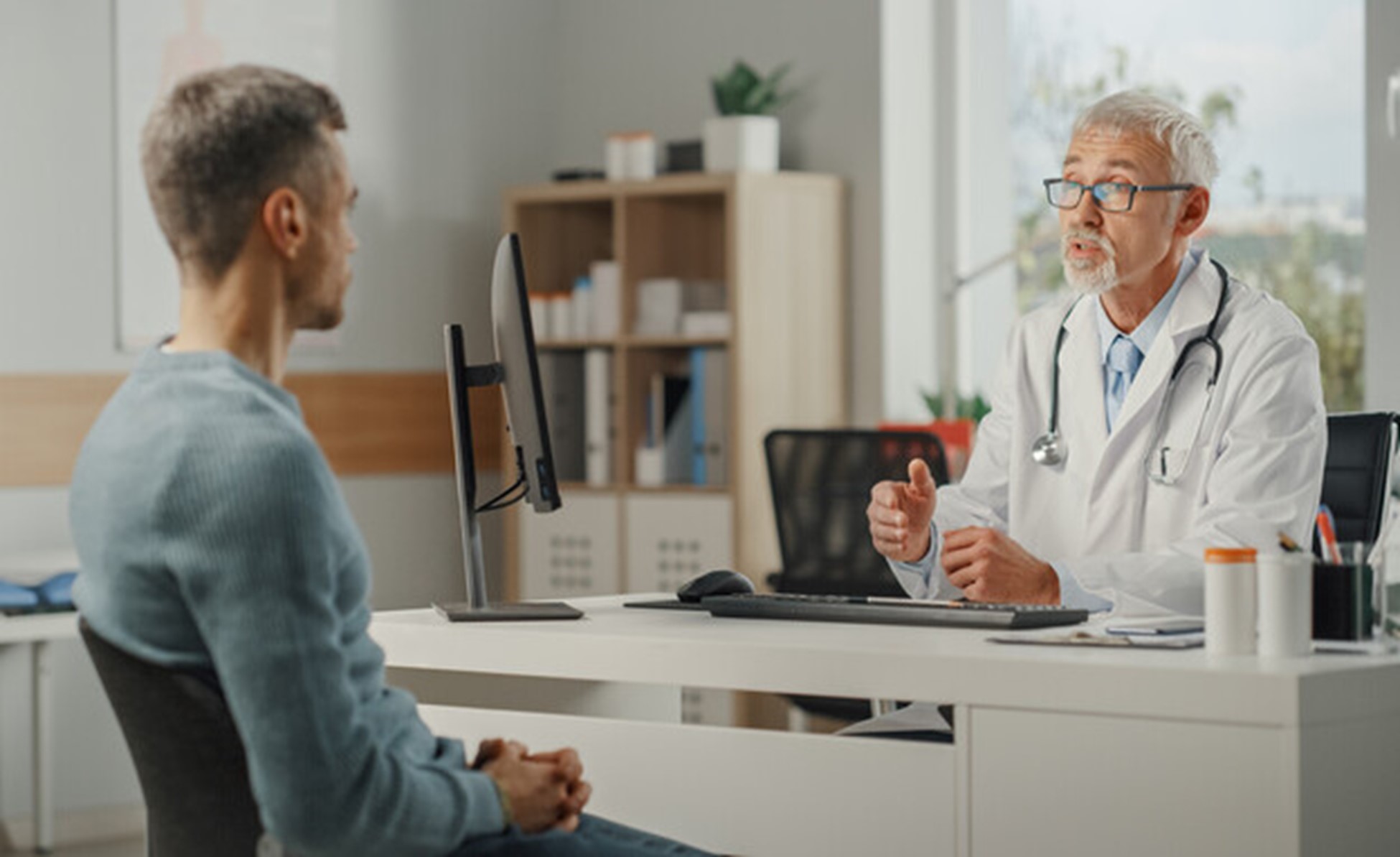 Longkanker is de meest dodelijke vorm van kanker. Hoe eerder de diagnose wordt gesteld, hoe groter de kans op genezing. Huisartsen spelen een cruciale rol in de vroege opsporing van de ziekte. Dit artikel bespreekt de symptomen om op te letten, het belang van vroege diagnose, en de preventieve maatregelen, zoals het stoppen met roken.