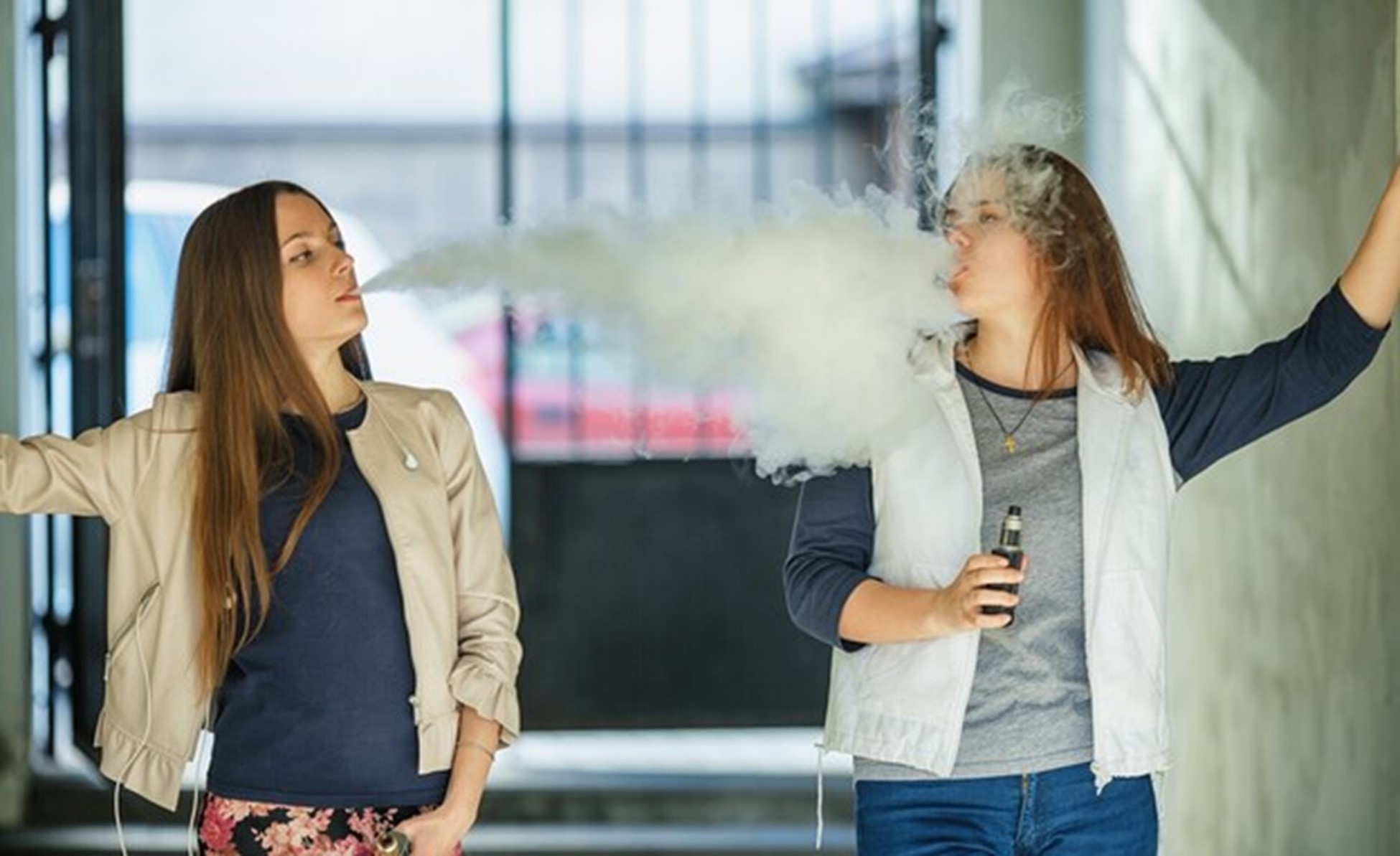 E-sigaretten zijn de afgelopen jaren populair geworden, vooral onder jongeren en tieners. Ze worden vaak gezien als een gezonder alternatief voor traditionele sigaretten. Maar onderzoek laat zien: e-sigaretten bevatten giftige stoffen met zowel korte- als langetermijneffecten